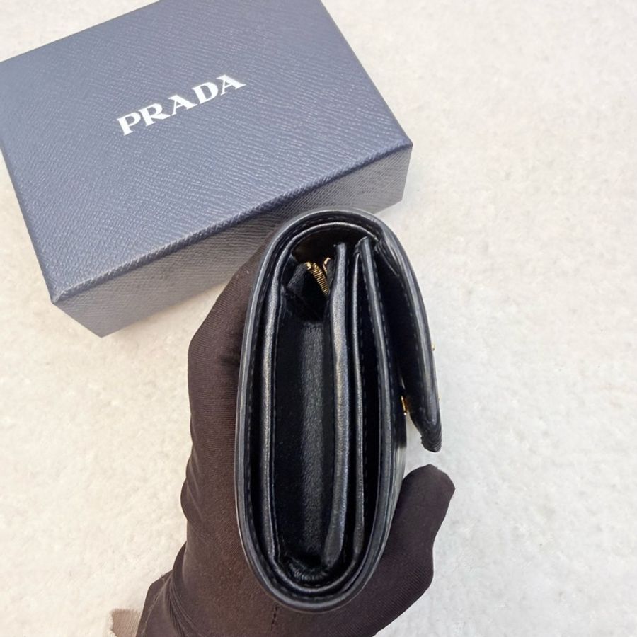 Prada 黑金三角logo水波紋皮革三折短夾-3