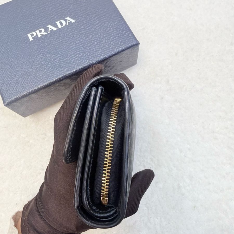 Prada 黑金三角logo水波紋皮革三折短夾-4