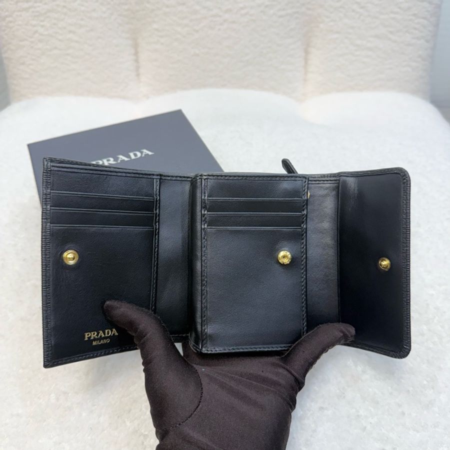 Prada 黑金三角logo水波紋皮革三折短夾-7
