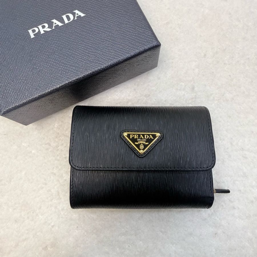 Prada 黑金三角logo水波紋皮革三折短夾-10