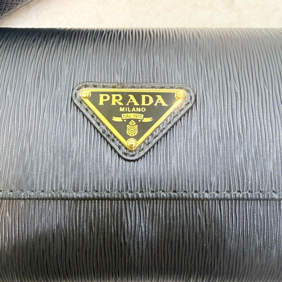 Prada 黑金三角logo水波紋皮革三折短夾-23