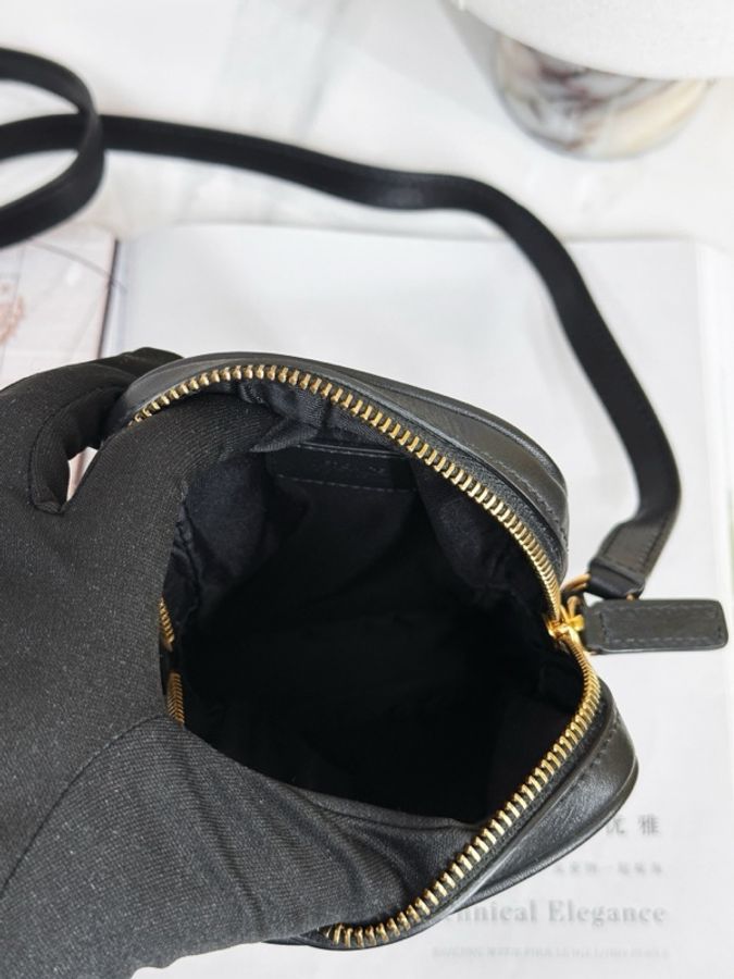 VERSACE 範思哲 黑色休閒斜挎包 手機包 金色美杜莎頭像設計-5