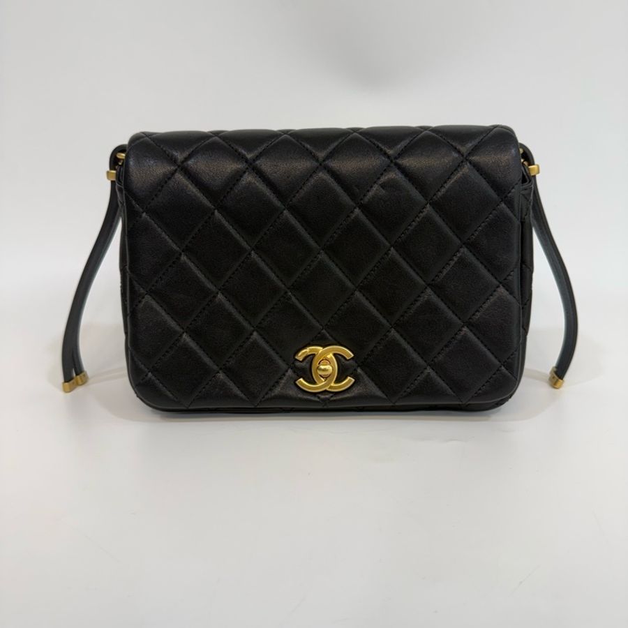Chanel 黑金扣牛皮雙鏈條斜背肩背包-2