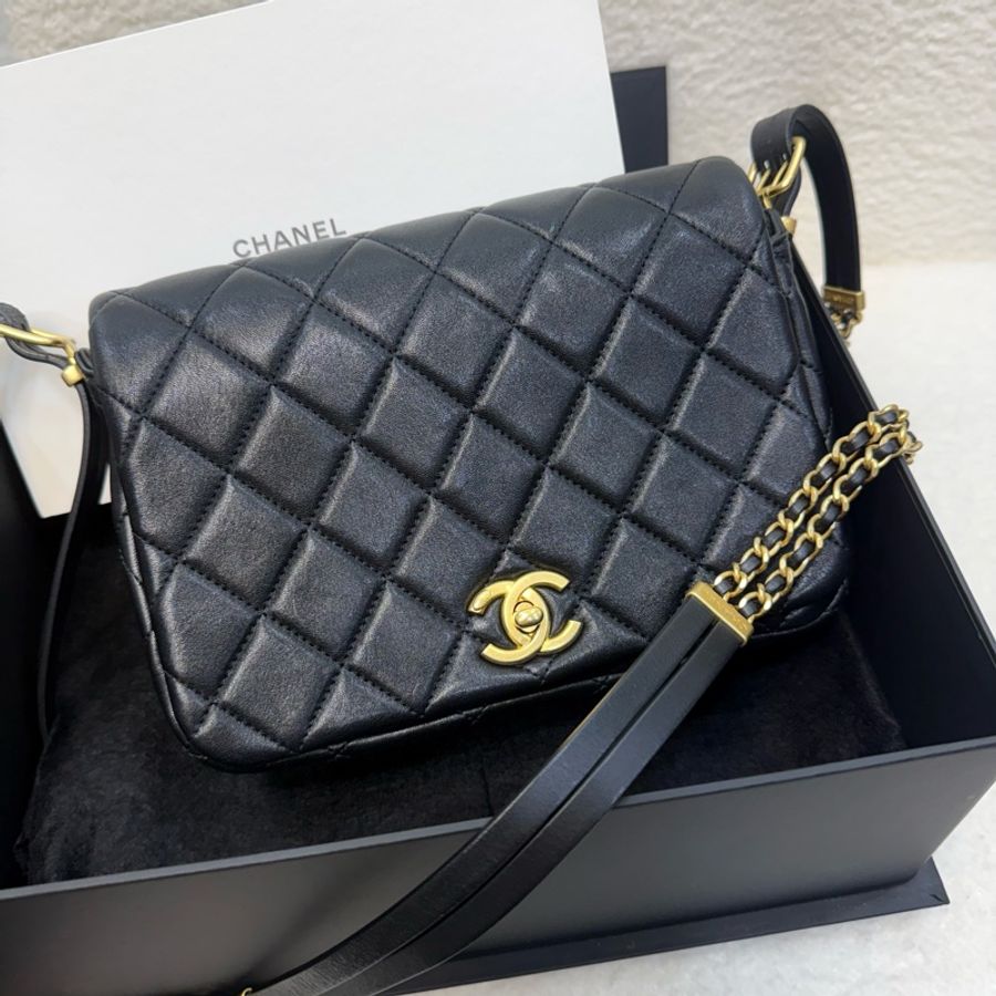 Chanel 黑金扣牛皮雙鏈條斜背肩背包-11