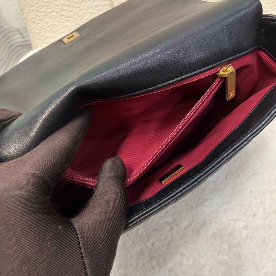 Chanel 黑金扣牛皮雙鏈條斜背肩背包-23