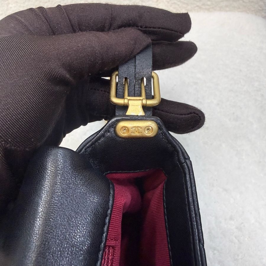 Chanel 黑金扣牛皮雙鏈條斜背肩背包-25