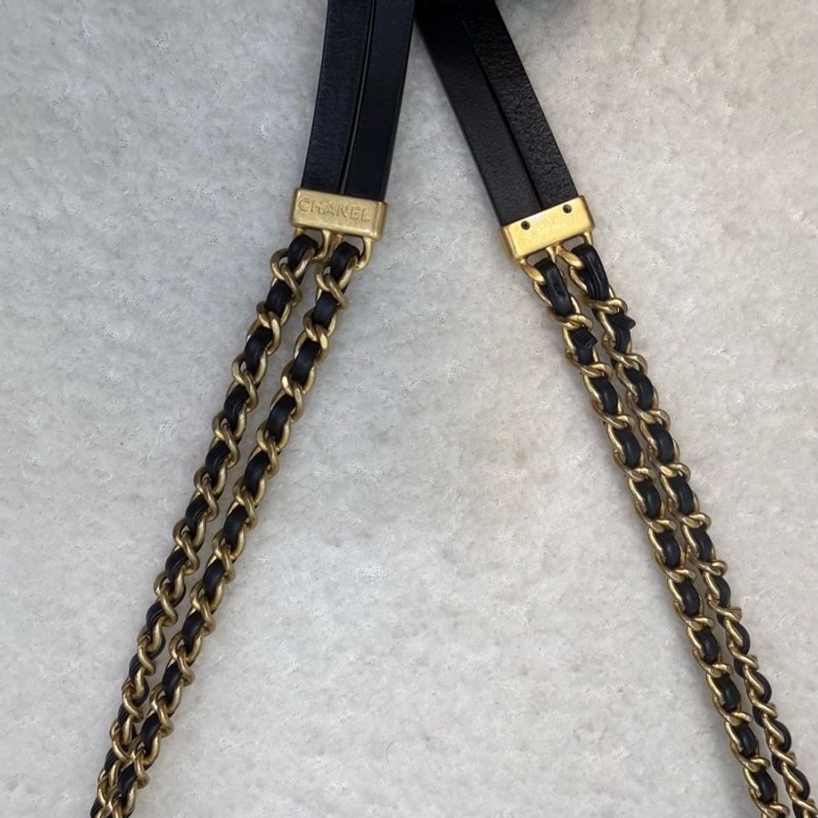 Chanel 黑金扣牛皮雙鏈條斜背肩背包-26