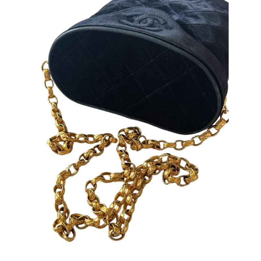CHANEL 黑金絲絨雕花鏈條水桶包-10