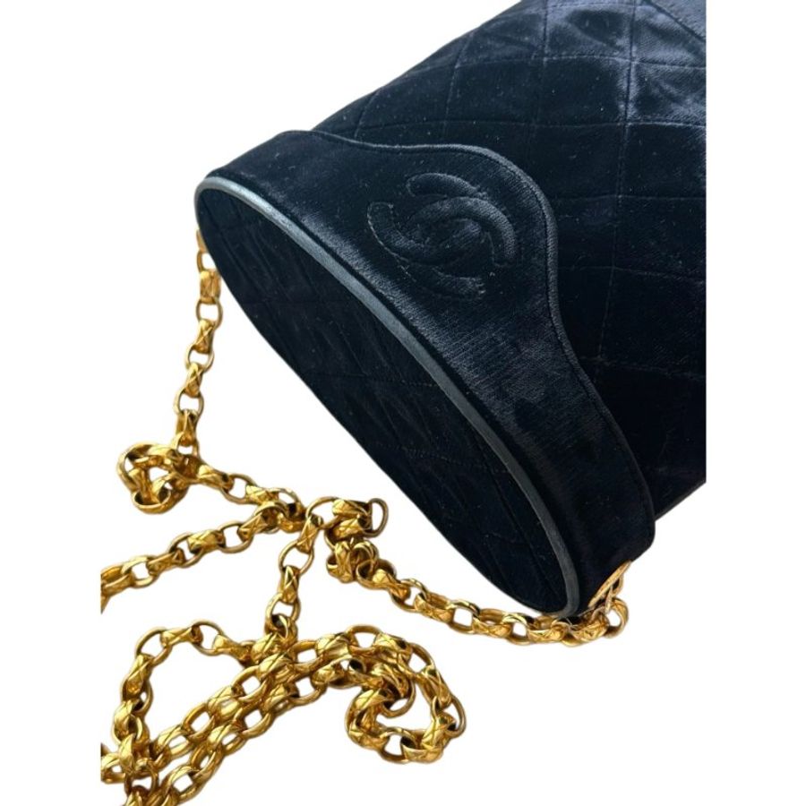 CHANEL 黑金絲絨雕花鏈條水桶包-11