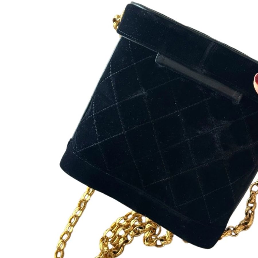 CHANEL 黑金絲絨雕花鏈條水桶包-13