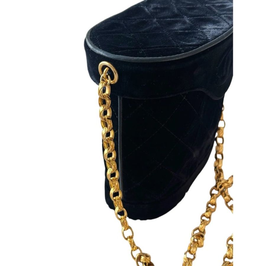 CHANEL 黑金絲絨雕花鏈條水桶包-17