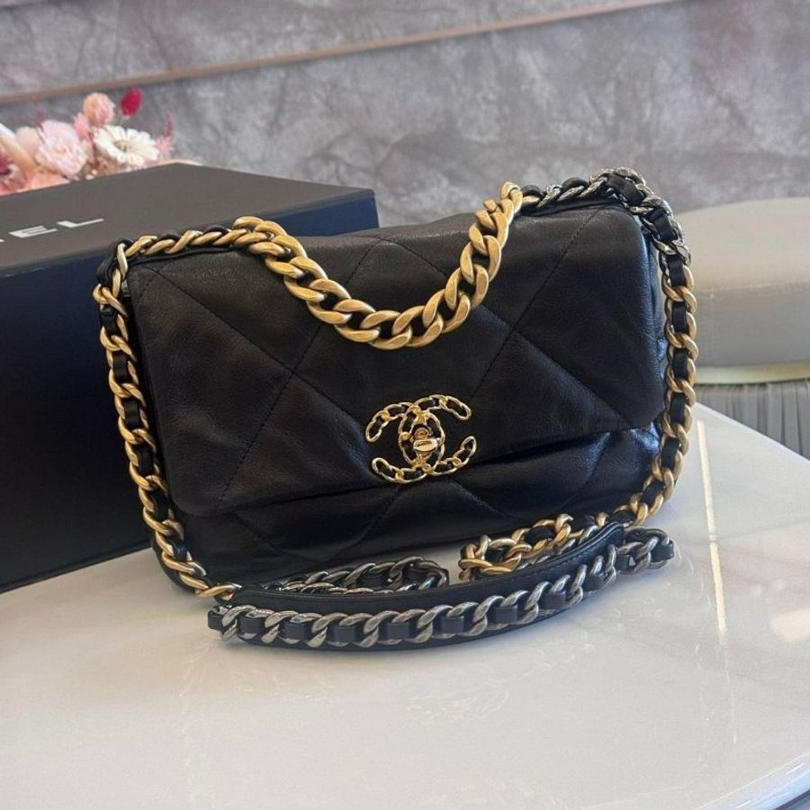 CHANEL 黑色金扣 羊皮 19口蓋包 (保卡款)-0