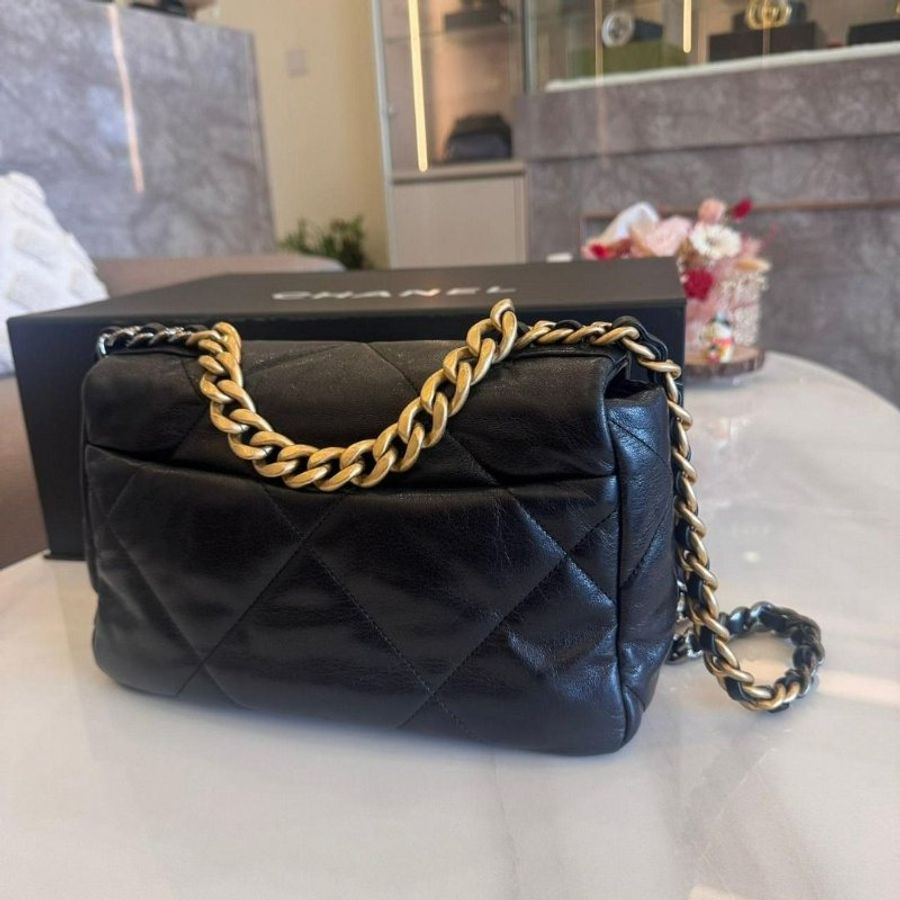 CHANEL 黑色金扣 羊皮 19口蓋包 (保卡款)-3