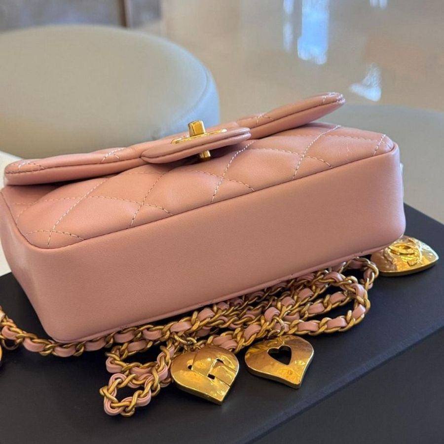 CHANEL 粉色羊皮金釦愛心鍊Mini coco口蓋包-3