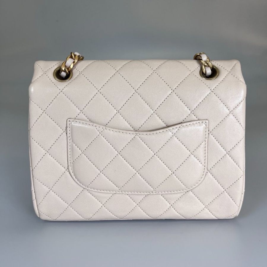 CHANEL 季節款方型金字LOGO肩背包牛皮米白 晶片款-1