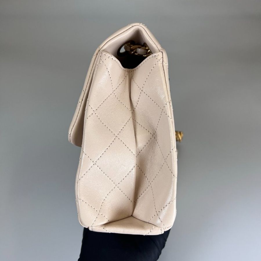 CHANEL 季節款方型金字LOGO肩背包牛皮米白 晶片款-2