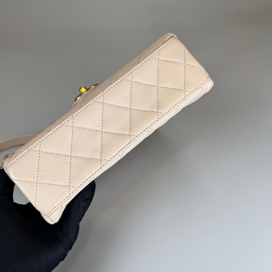 CHANEL 季節款方型金字LOGO肩背包牛皮米白 晶片款-4