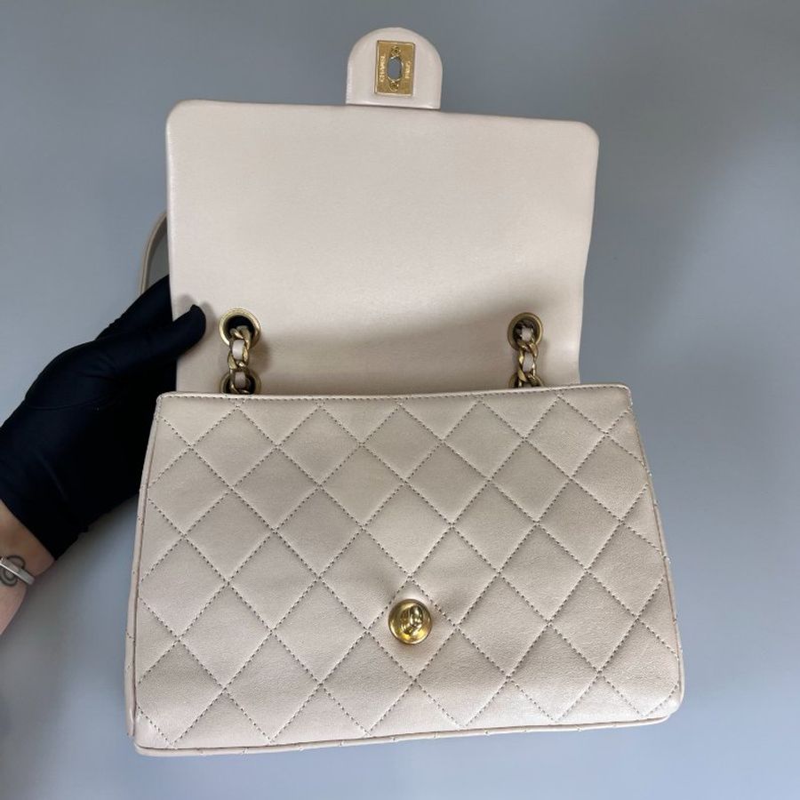 CHANEL 季節款方型金字LOGO肩背包牛皮米白 晶片款-6