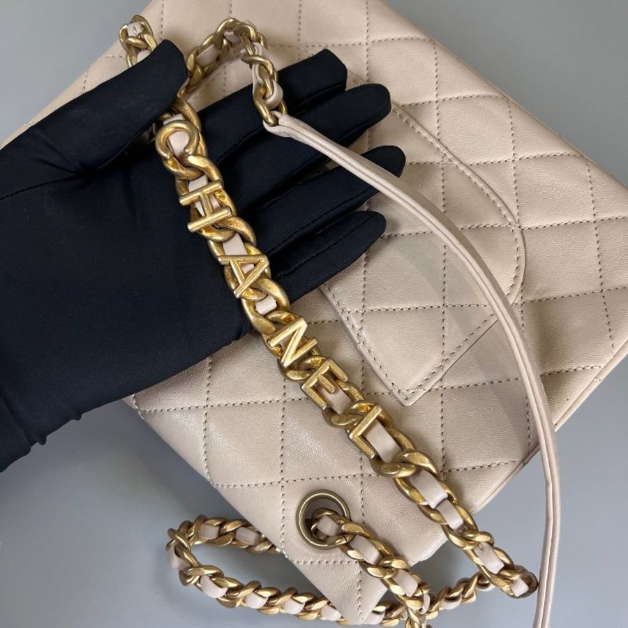 CHANEL 季節款方型金字LOGO肩背包牛皮米白 晶片款-9