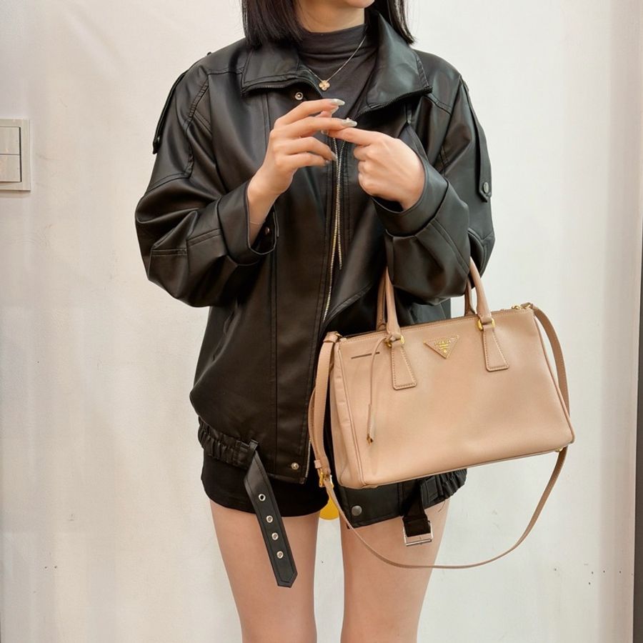 莉亞精品♡ Prada 藕粉殺手包 二手-1