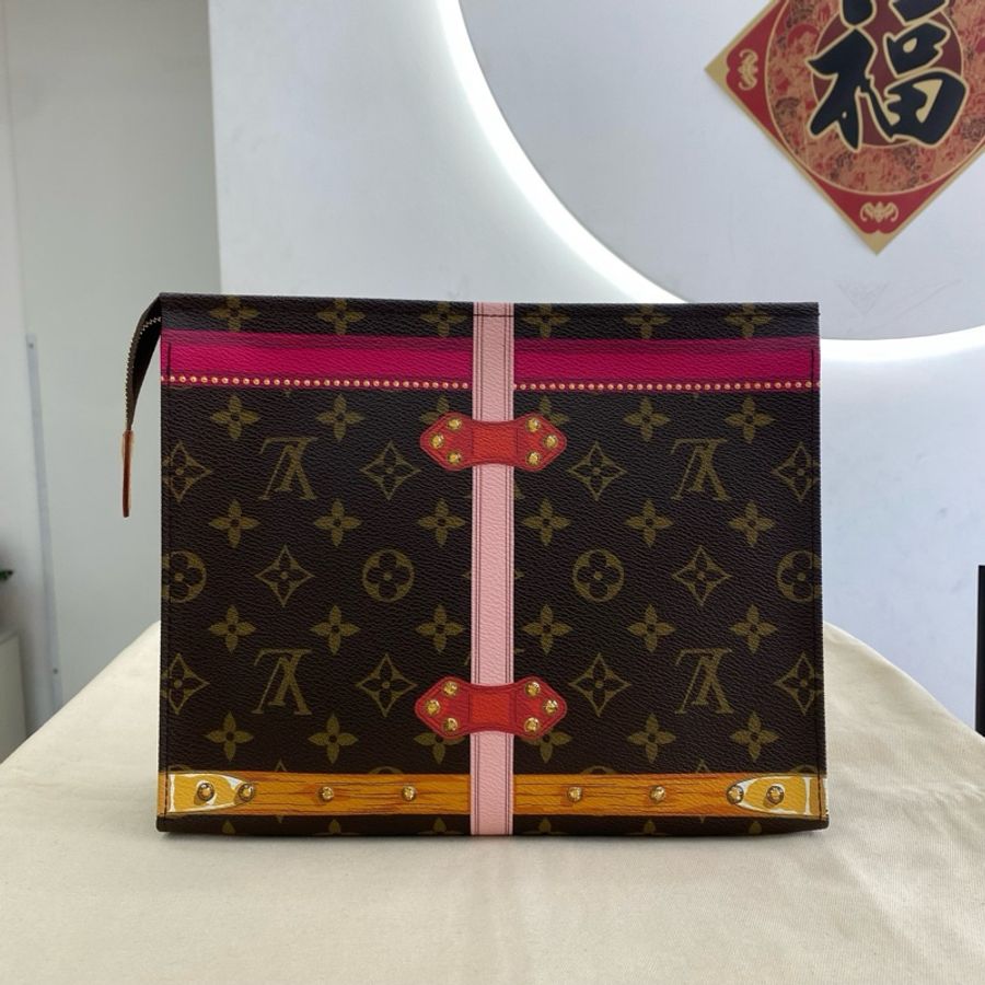 LV路易威登宮廷限量款洗漱包，經典老花配色，粉色裝飾，復古鎖扣設計，絕版款式，收藏價值高-1