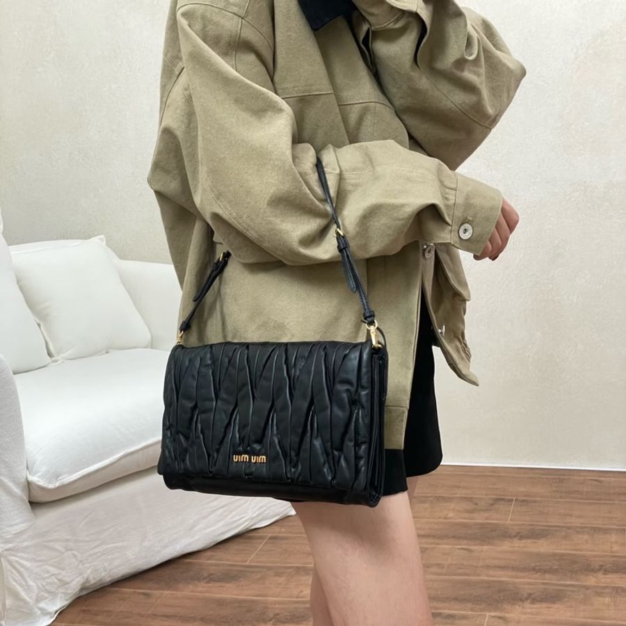 MIU MIU Matelasse 裸粉 皺摺 腋下包 肩背包 手提包-5