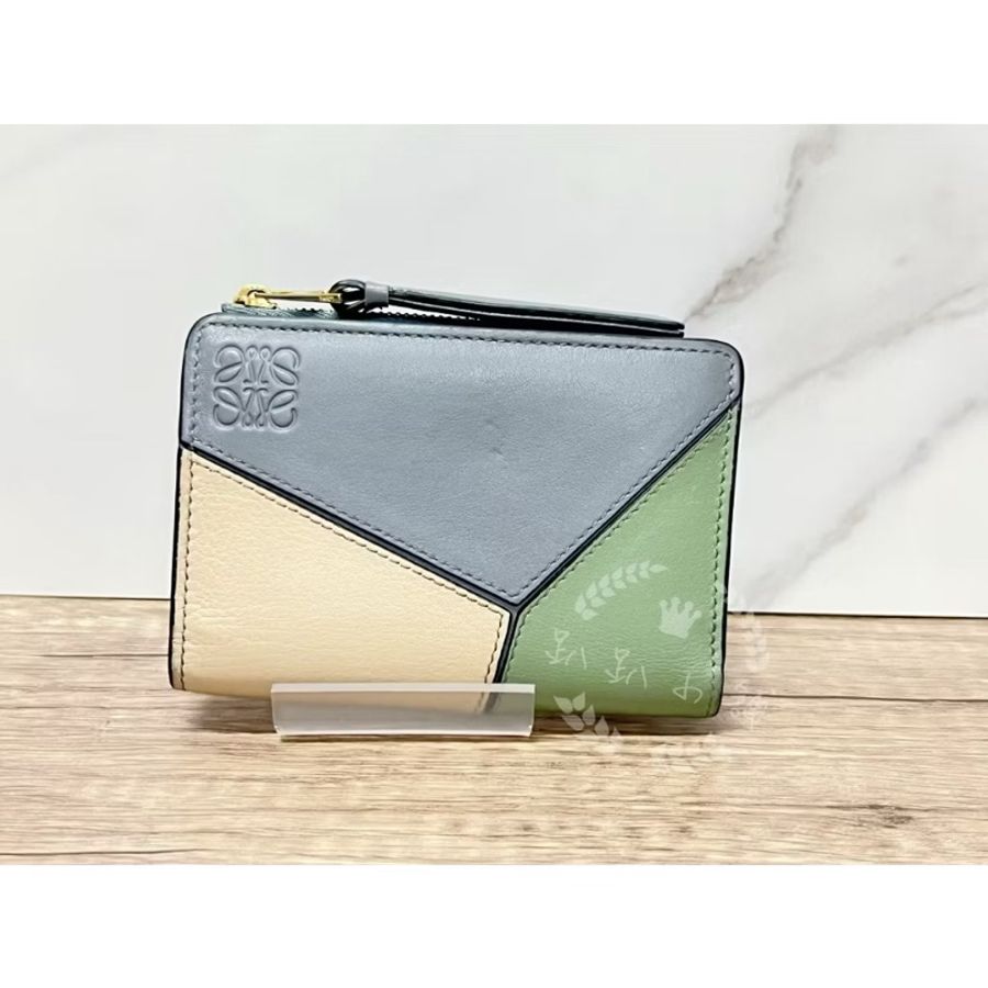 ～～趴趴小舖～～極新正品LOEWE Puzzle 系列的小牛皮拉鍊對折短夾（2602247582）-0
