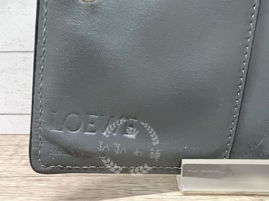 ~~趴趴小舖~~極新正品LOEWE Puzzle 系列的小牛皮拉鍊對折短夾(2602247582)-22