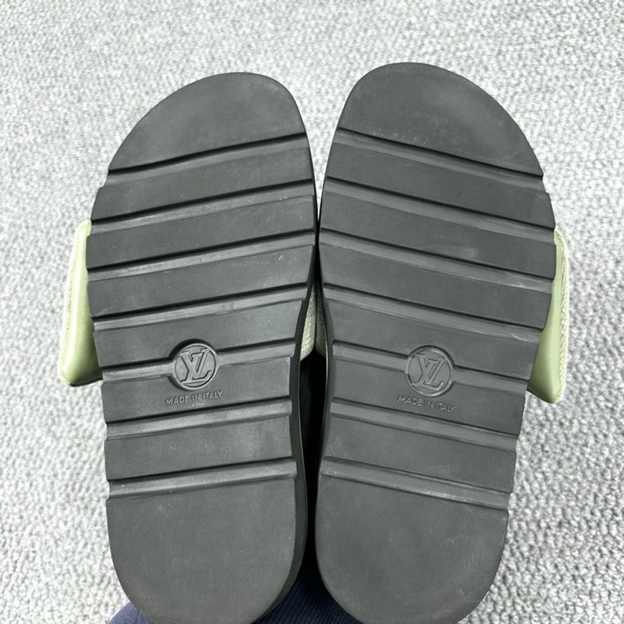 Louis Vuitton lv墨綠色浮雕滿印魔術貼拖鞋 39碼-4