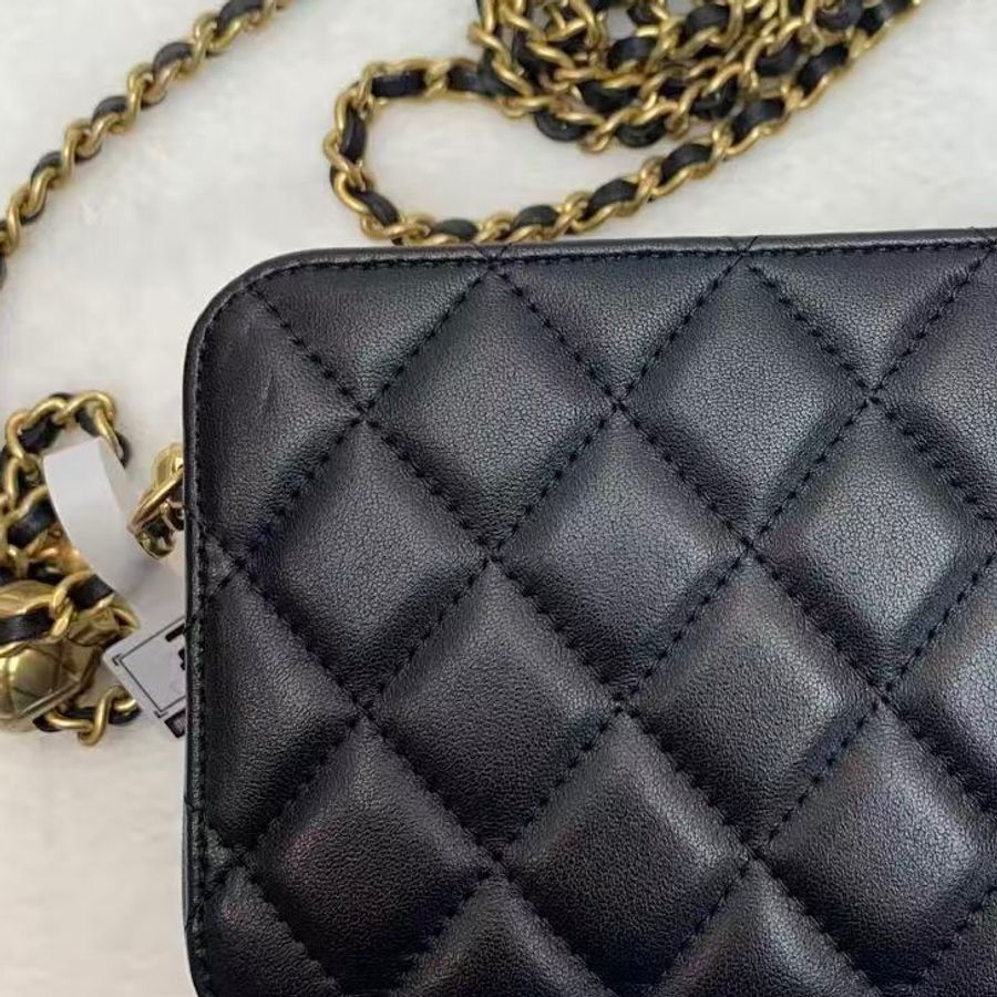 CHANEL香奈兒mini金球相機包22C 黑金羊皮 小金球鏈條皮穿鏈斜挎包 經典款熱門盒子包 31開帶黑卡 現貨好價 材質:羊皮 黑色金扣 31開尺寸:10.5×14.5×6 cm 附件:塵袋、黑卡-7