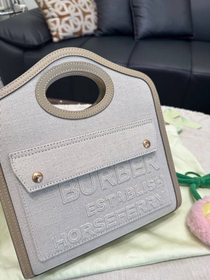 Burberry/巴寶莉 mini pocket 信封包郵差包 可斜挎可手拎可單肩 棕白-1