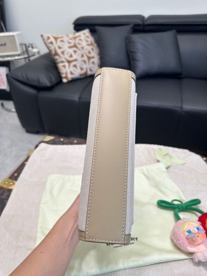Burberry/巴寶莉 mini pocket 信封包郵差包 可斜挎可手拎可單肩 棕白-3