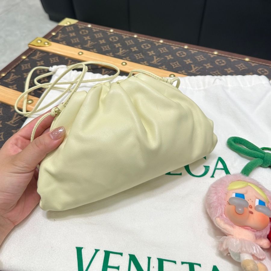 Bottega Veneta葆蝶家 BV POUCH 牛皮雲朵包 牛皮 手拿包 大號 女款 淡黃色-1