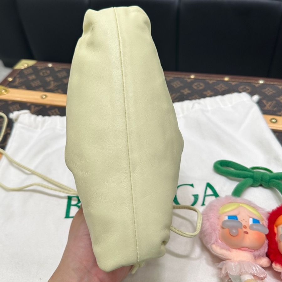 Bottega Veneta葆蝶家 BV POUCH 牛皮雲朵包 牛皮 手拿包 大號 女款 淡黃色-4