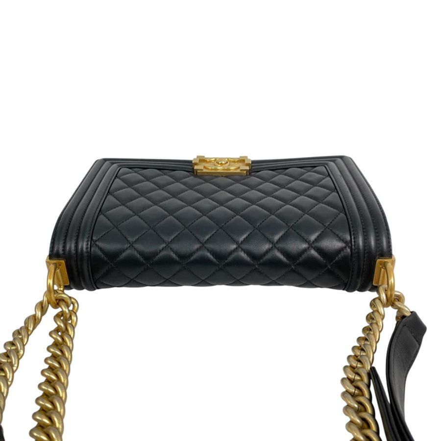 △ CHANEL 香奈兒 Black Lambskin Boy 25 Gold Tone Metal No.23 Chain Shoulder Bag 黑色小羊皮金色金屬No.23鎖鏈肩背包 A67086-267012122-9