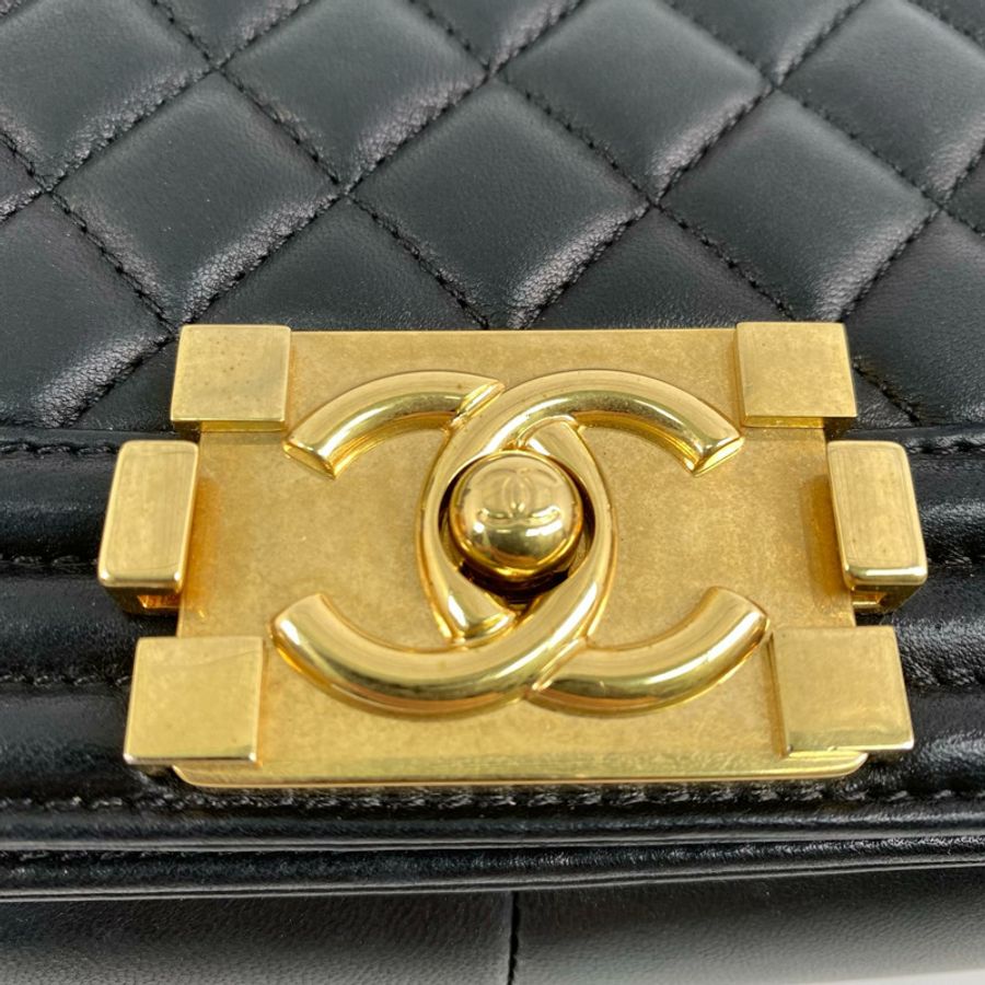 △ CHANEL 香奈兒 Black Lambskin Boy 25 Gold Tone Metal No.23 Chain Shoulder Bag 黑色小羊皮金色金屬No.23鎖鏈肩背包 A67086-267012122-12