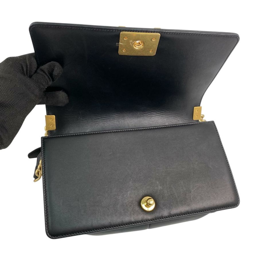 △ CHANEL 香奈兒 Black Lambskin Boy 25 Gold Tone Metal No.23 Chain Shoulder Bag 黑色小羊皮金色金屬No.23鎖鏈肩背包 A67086-267012122-18