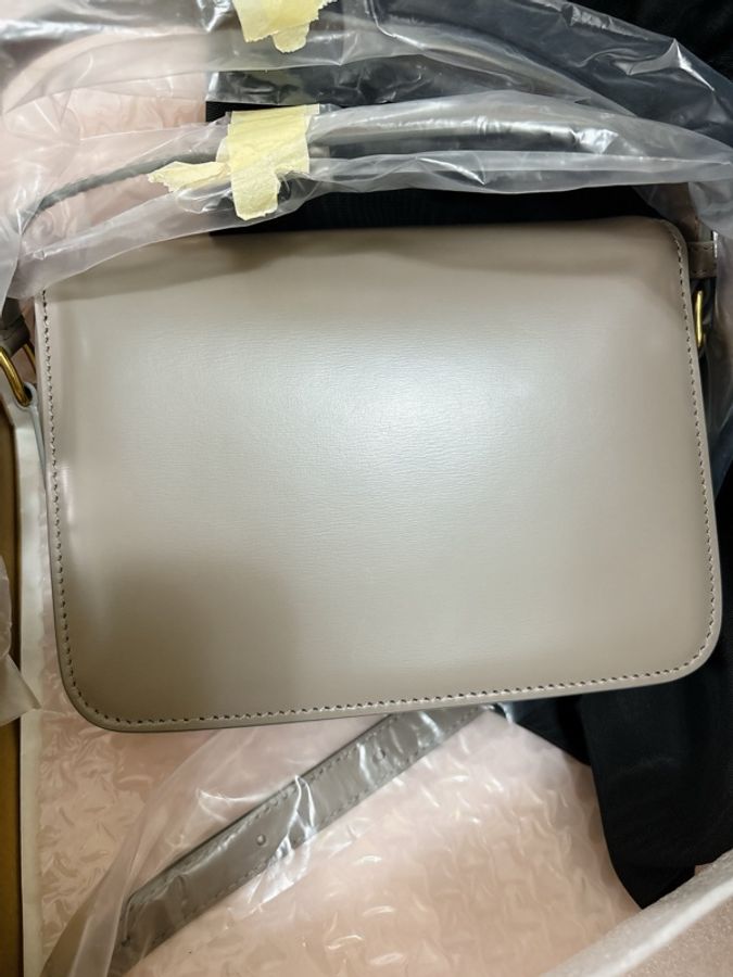 CELINE Teen Triomphe亮澤牛皮革 凱旋包 鵝鑾石灰-3