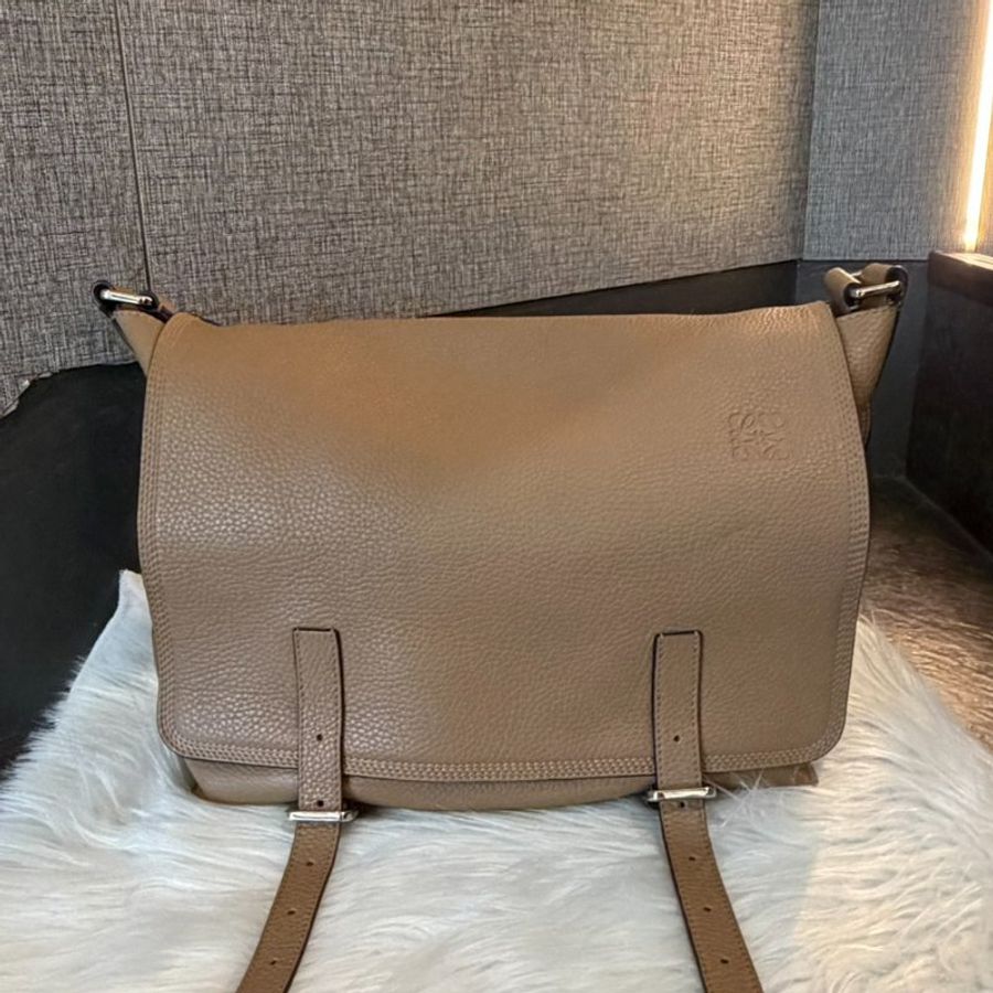 LOEWE 全牛皮雙釦翻蓋斜背郵差包-0