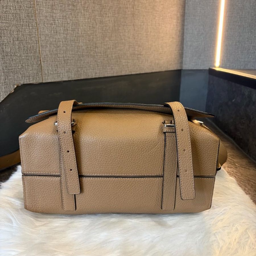 LOEWE 全牛皮雙釦翻蓋斜背郵差包-2