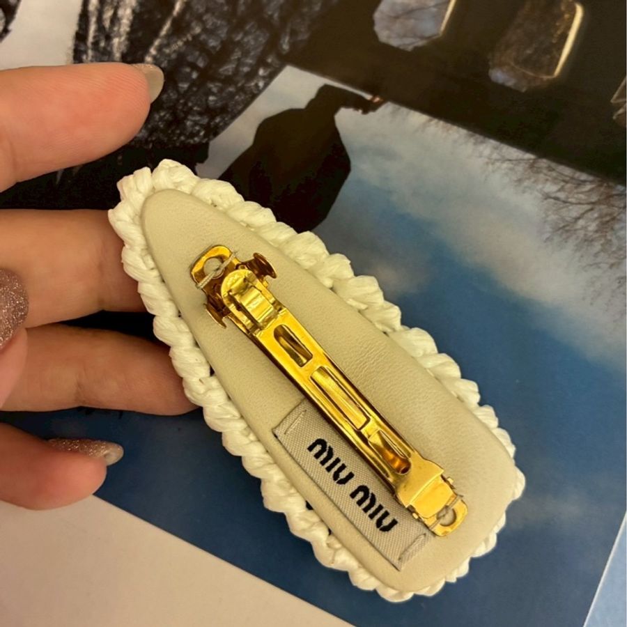 Miumiu 白色編織金字母髮夾-7