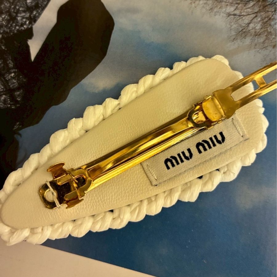 Miumiu 白色編織金字母髮夾-9