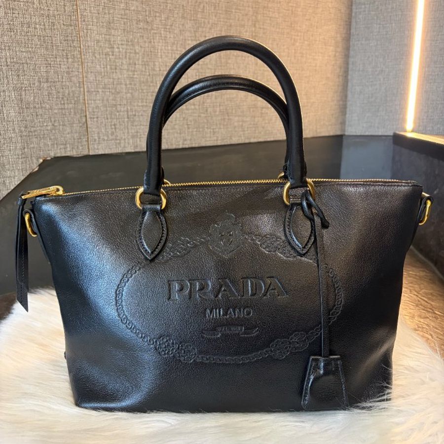 PRADA 牛皮壓印手提包 黑色 無背帶-0