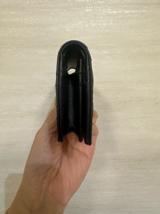Gucci 黑牛皮山型紋金釦4卡對釦短夾-2