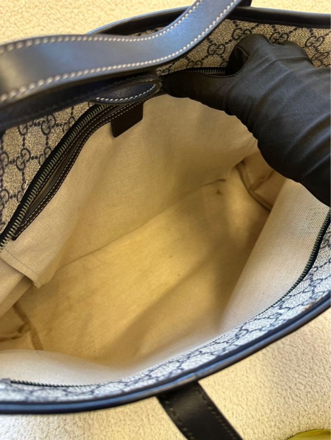 古馳 GUCCI 老花托特包(手提單肩購物袋)
如圖所示,包面完好無破損。四角、包面、把手配皮及內裡均呈正常使用狀態。
尺寸約:36 × 27 cm-5