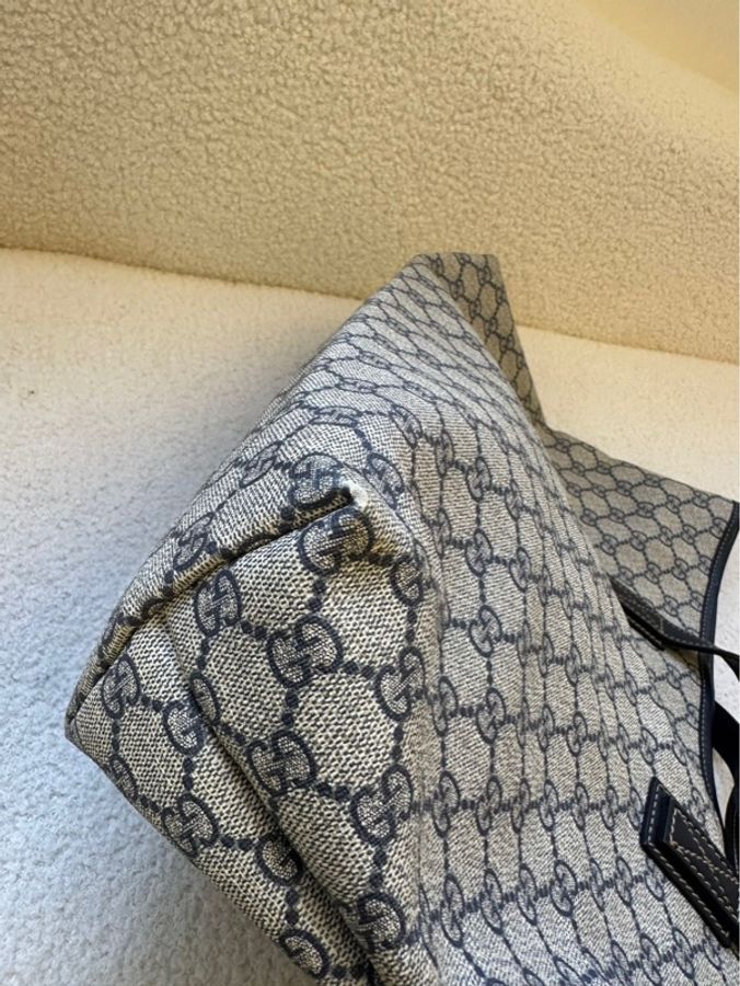 古馳 GUCCI 老花托特包(手提單肩購物袋)
如圖所示,包面完好無破損。四角、包面、把手配皮及內裡均呈正常使用狀態。
尺寸約:36 × 27 cm-10