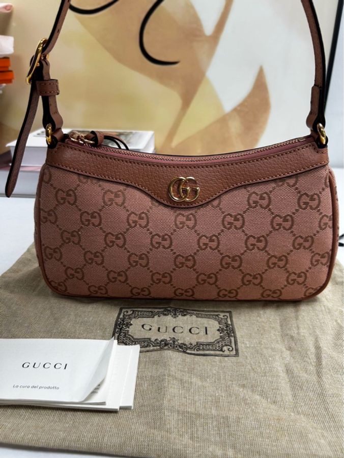 古馳 Gucci Ophidia 系列粉色小號腋下包
黑標 040,精緻小巧。出門約會超百搭,夏天怎麼搭都好看!
尺寸:25 × 15 × 6.5 cm-0