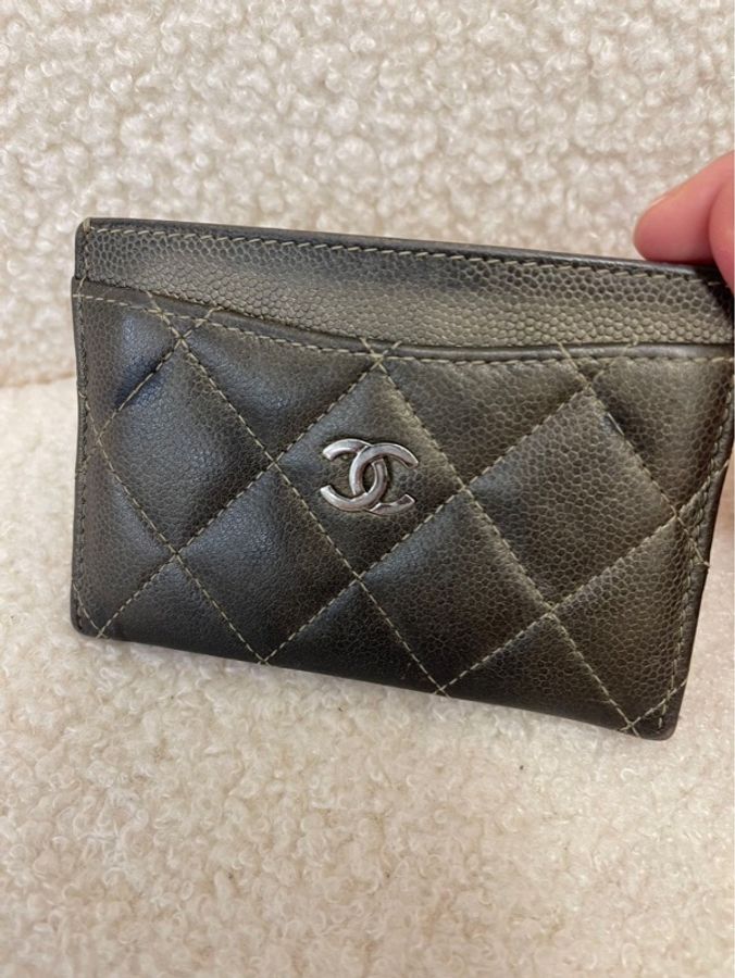 香奈兒 CHANEL 菱格紋銀扣小羊皮卡包(女款)
22開設計
尺寸:長 11.2 cm × 寬 0.5 cm × 高 7.5 cm-0