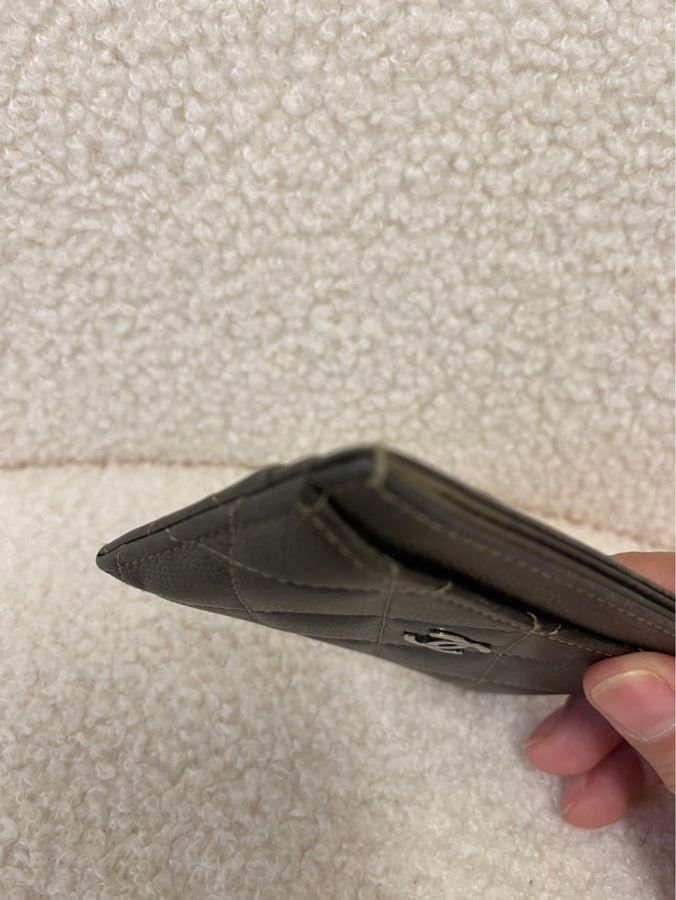 香奈兒 CHANEL 菱格紋銀扣小羊皮卡包(女款)
22開設計
尺寸:長 11.2 cm × 寬 0.5 cm × 高 7.5 cm-1