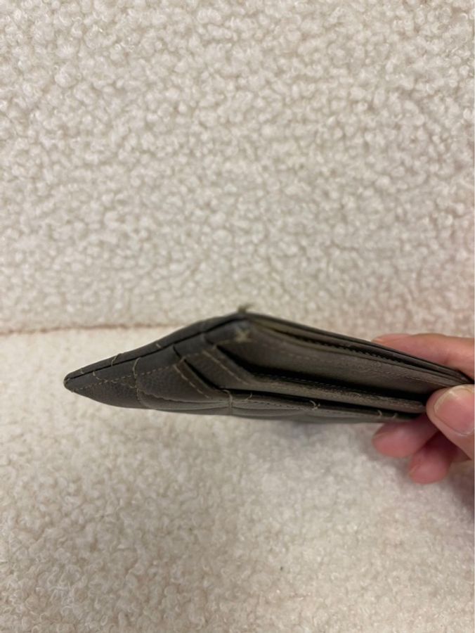 香奈兒 CHANEL 菱格紋銀扣小羊皮卡包(女款)
22開設計
尺寸:長 11.2 cm × 寬 0.5 cm × 高 7.5 cm-2